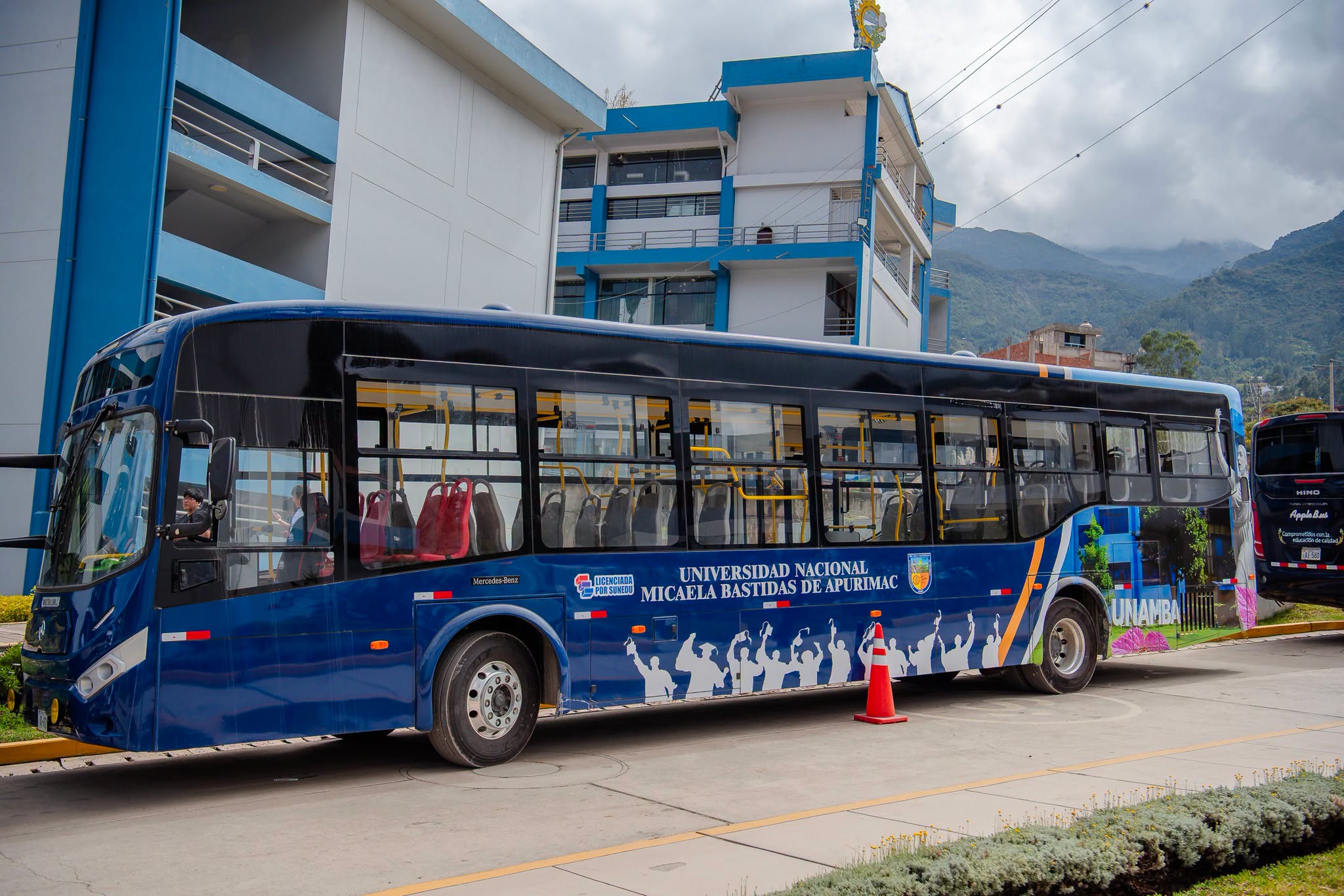 Estudiantes abordando el bus